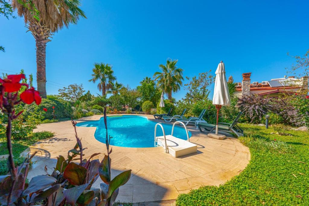 The swimming pool at or close to VILLA AYCHiN