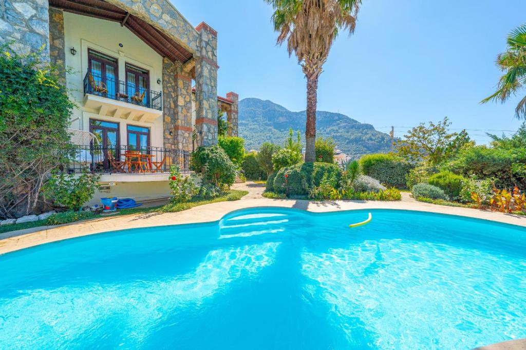 The swimming pool at or close to VILLA AYCHiN