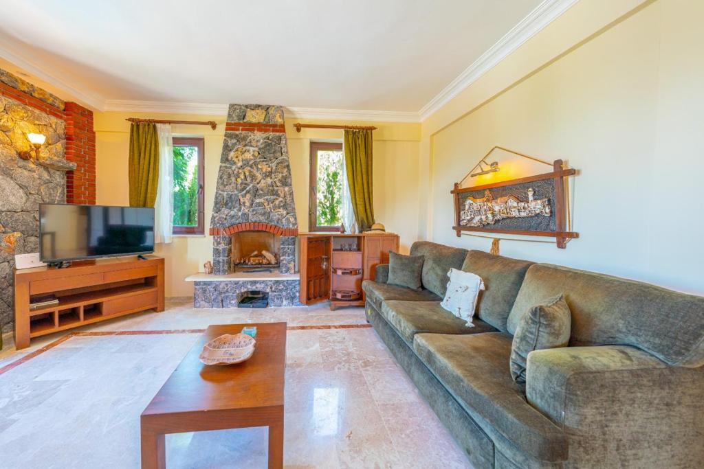A television and/or entertainment centre at VILLA AYCHiN