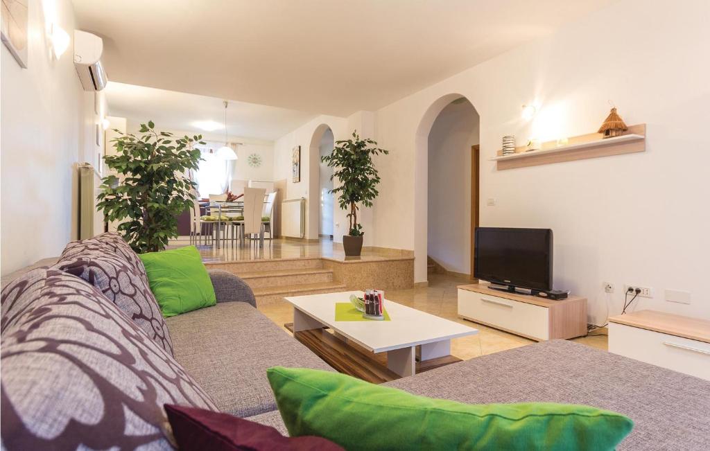 O zonă de relaxare la Nice Apartment In Pula With 2 Bedrooms And Wifi