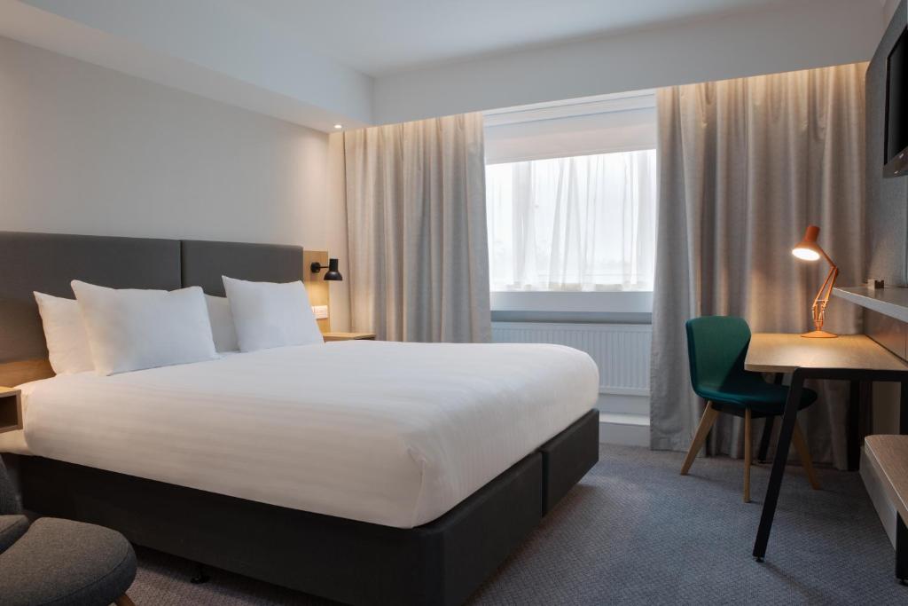 una habitación de hotel con una cama y un escritorio en Holiday Inn Bolton Centre by IHG, en Bolton