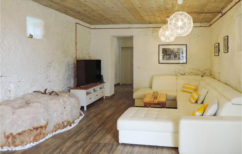 Zona d'estar a 6 Bedroom Awesome Home In Labin