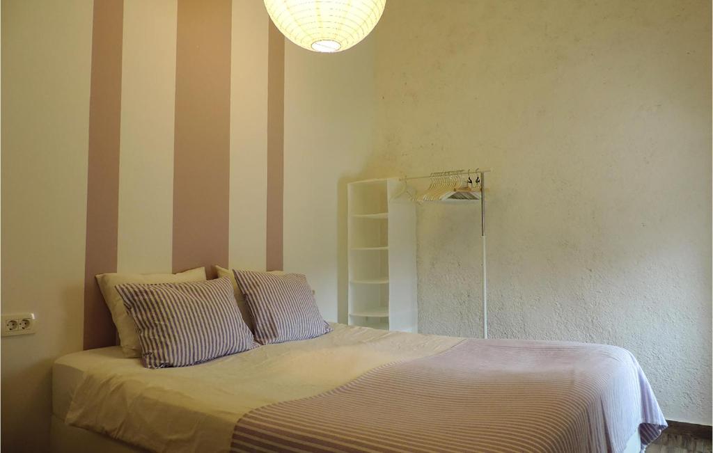Postel nebo postele na pokoji v ubytování 6 Bedroom Awesome Home In Labin