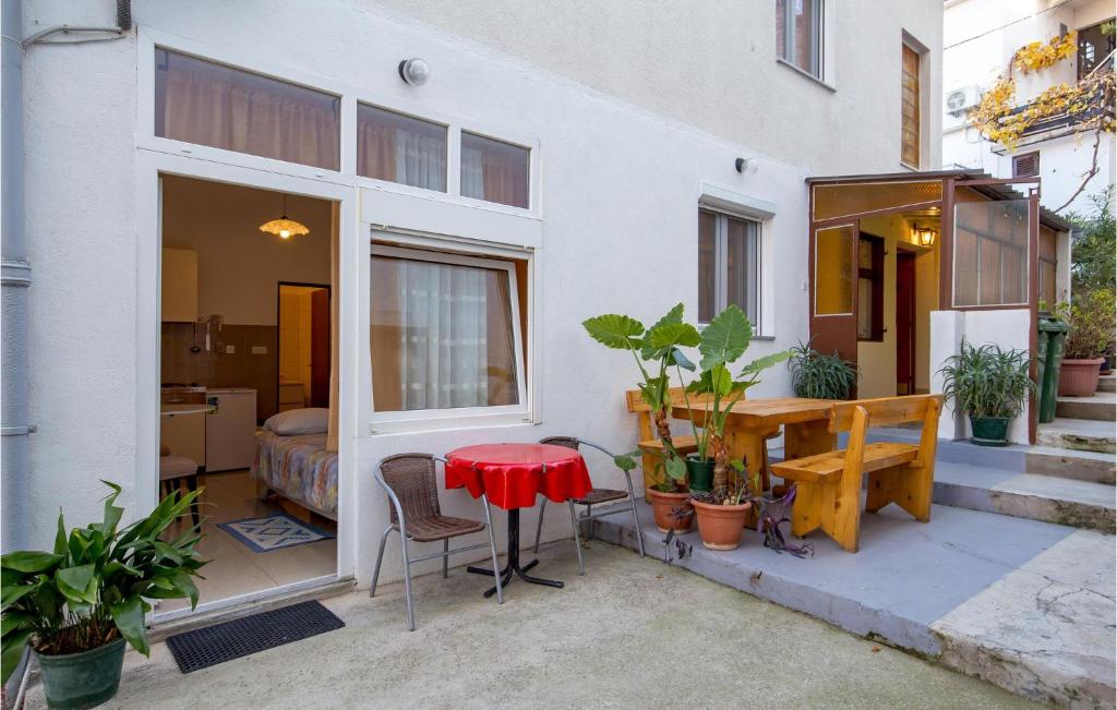 un piccolo appartamento con un tavolo rosso e una camera da letto di Cozy Apartment In Sveti Juraj With Wifi a Sveti Juraj