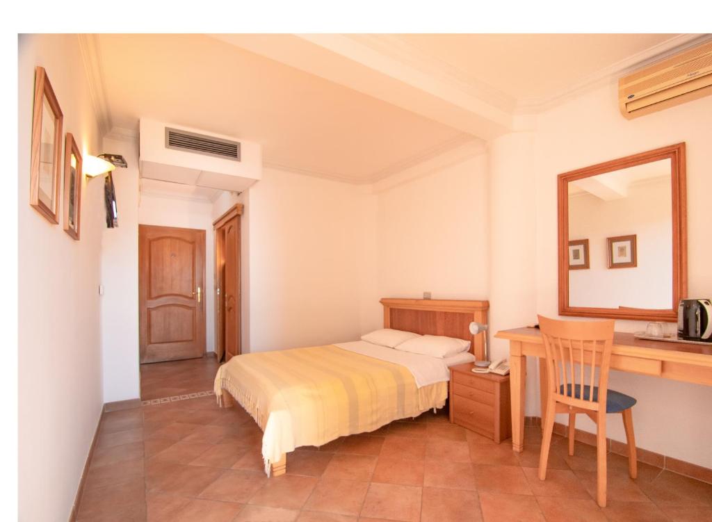 Postel nebo postele na pokoji v ubytování Apartments and Rooms Levantin Inn