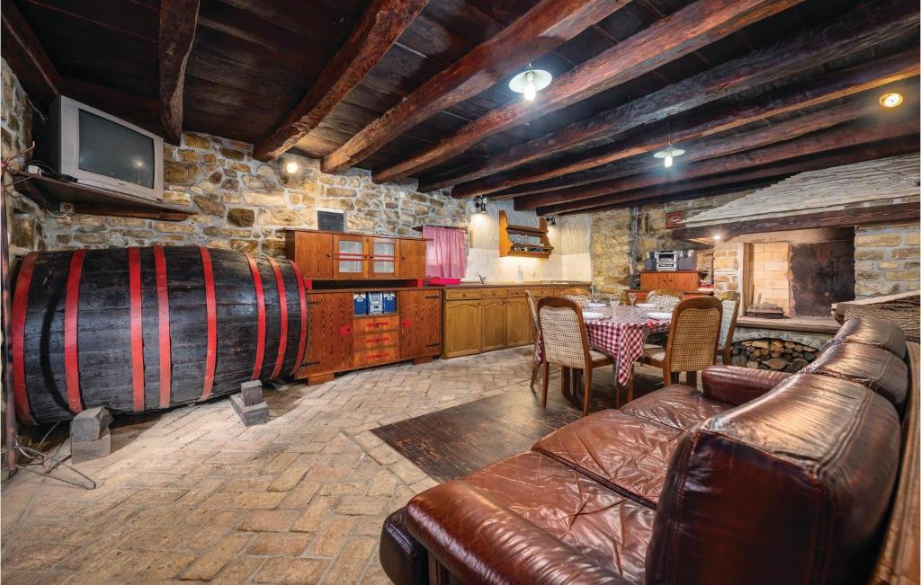 een woonkamer met een bank en een tafel en een wijnvat bij 2 Bedroom Gorgeous Home In Marcenagla in Marčenigla