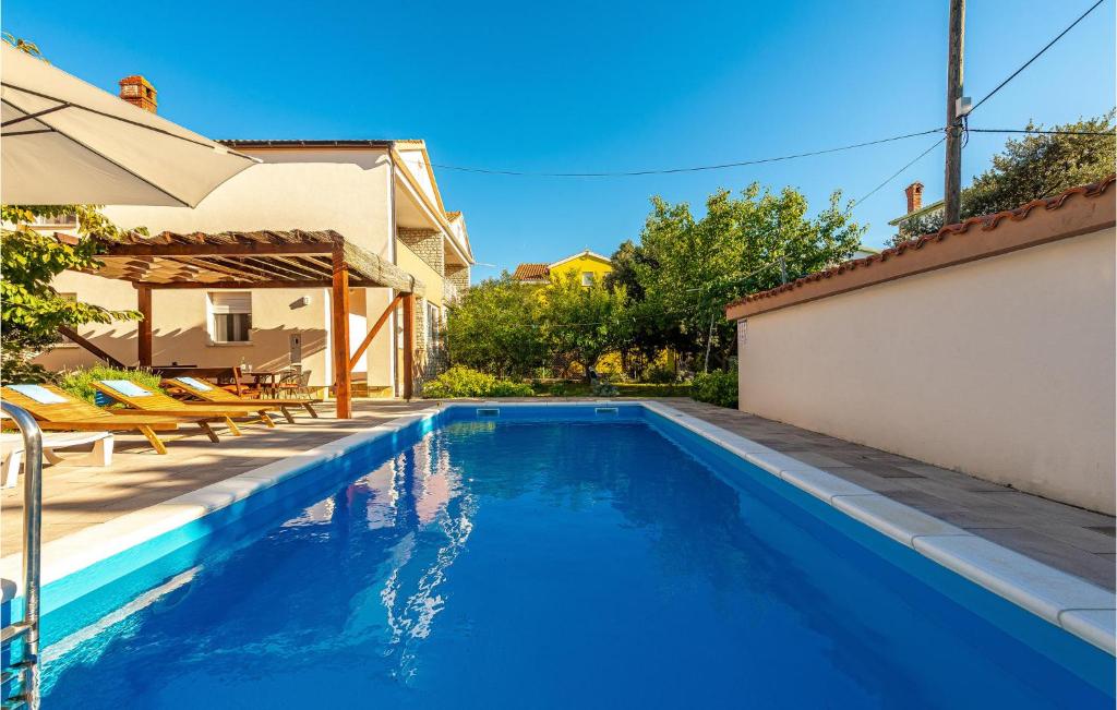 Bazén v ubytovaní Four-Bedroom Holiday Home In Vrsi alebo v jeho blízkosti