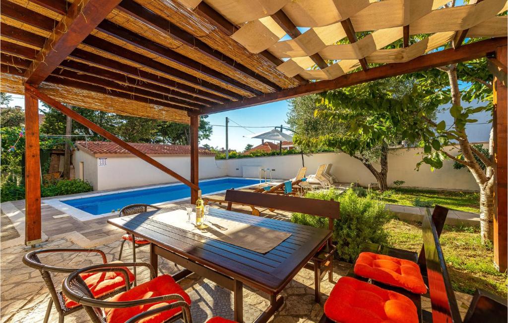 Bazén v ubytovaní Four-Bedroom Holiday Home In Vrsi alebo v jeho blízkosti