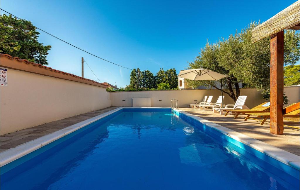 Bazén v ubytovaní Four-Bedroom Holiday Home In Vrsi alebo v jeho blízkosti