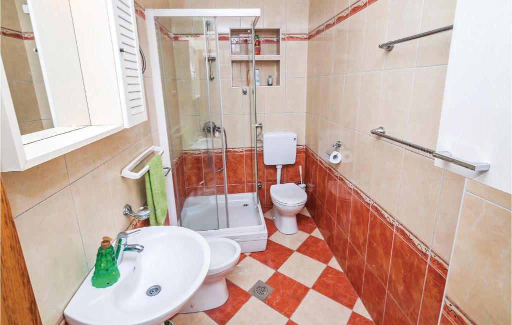 Kúpeľňa v ubytovaní Four-Bedroom Holiday Home In Vrsi