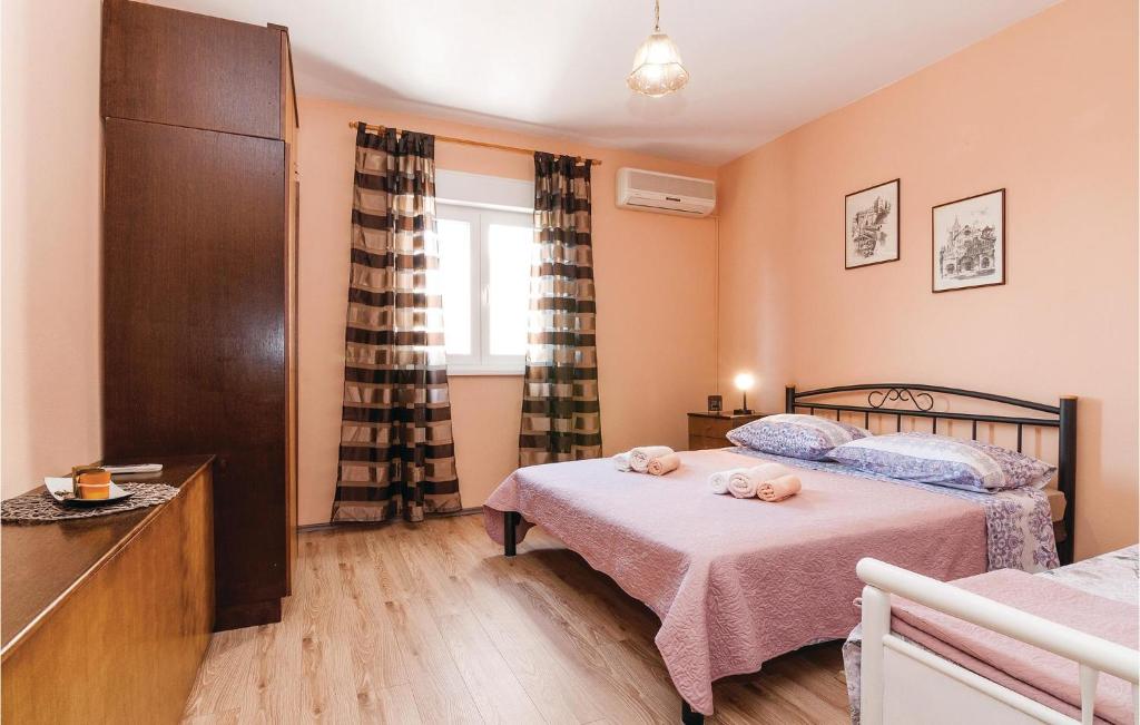 Posteľ alebo postele v izbe v ubytovaní Four-Bedroom Holiday Home In Vrsi