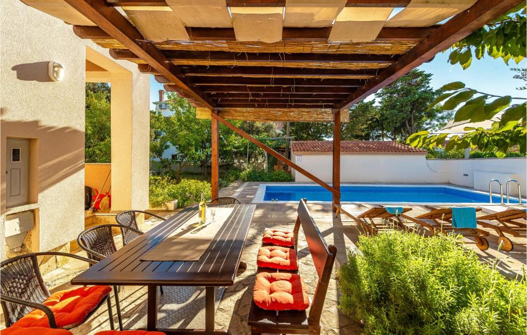 Bazén v ubytovaní Four-Bedroom Holiday Home In Vrsi alebo v jeho blízkosti