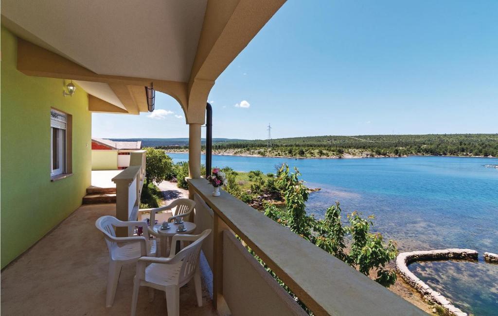 d'un balcon avec des chaises et une vue sur l'eau. dans l'établissement Cozy Apartment In Ribnica-krusevo With House Sea View, à Anić