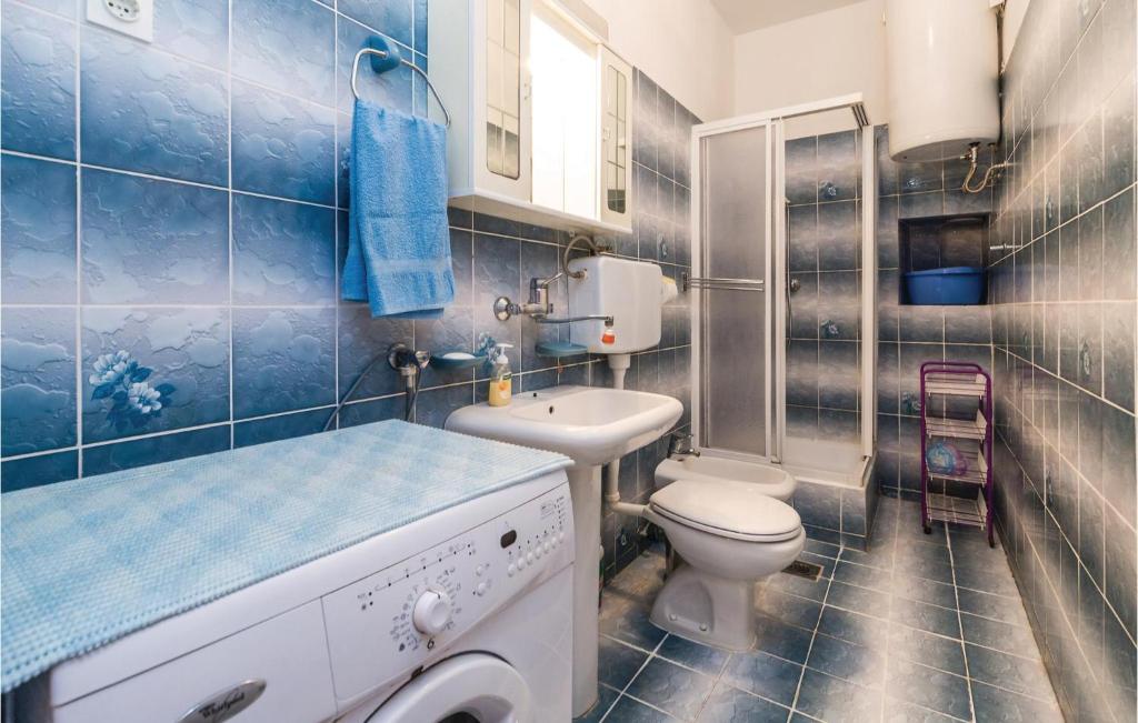 Kúpeľňa v ubytovaní 2 Bedroom Lovely Apartment In Ribarica