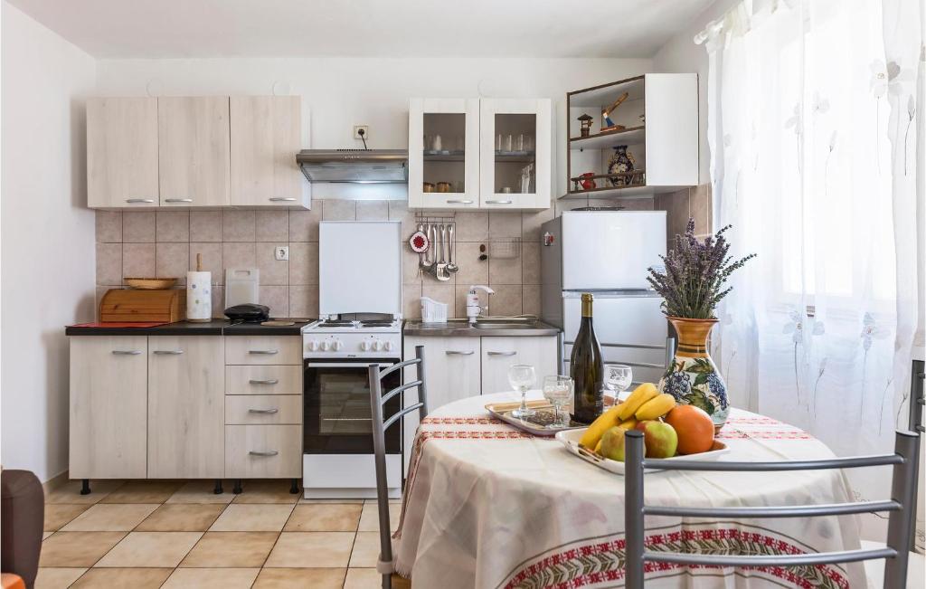Kuchyň nebo kuchyňský kout v ubytování Awesome Home In Pula With Kitchen