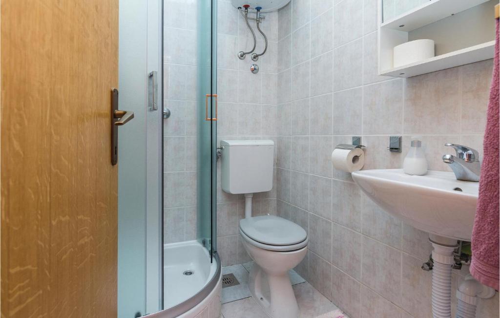 Et badeværelse på Lovely Apartment In Modric With Wifi