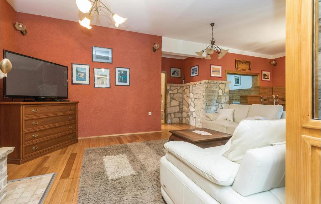 Telewizja i/lub zestaw kina domowego w obiekcie Five-Bedroom Holiday Home In Vir