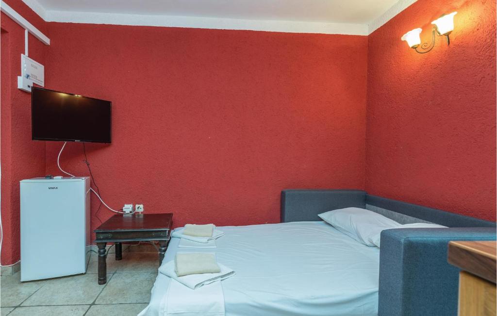 Telewizja i/lub zestaw kina domowego w obiekcie Five-Bedroom Holiday Home In Vir