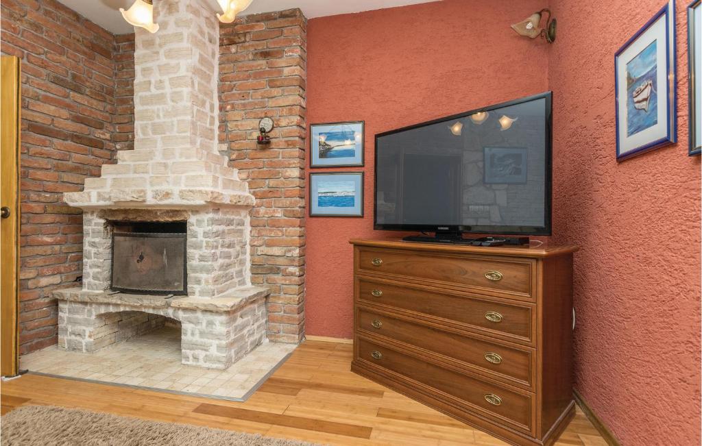 Telewizja i/lub zestaw kina domowego w obiekcie Five-Bedroom Holiday Home In Vir