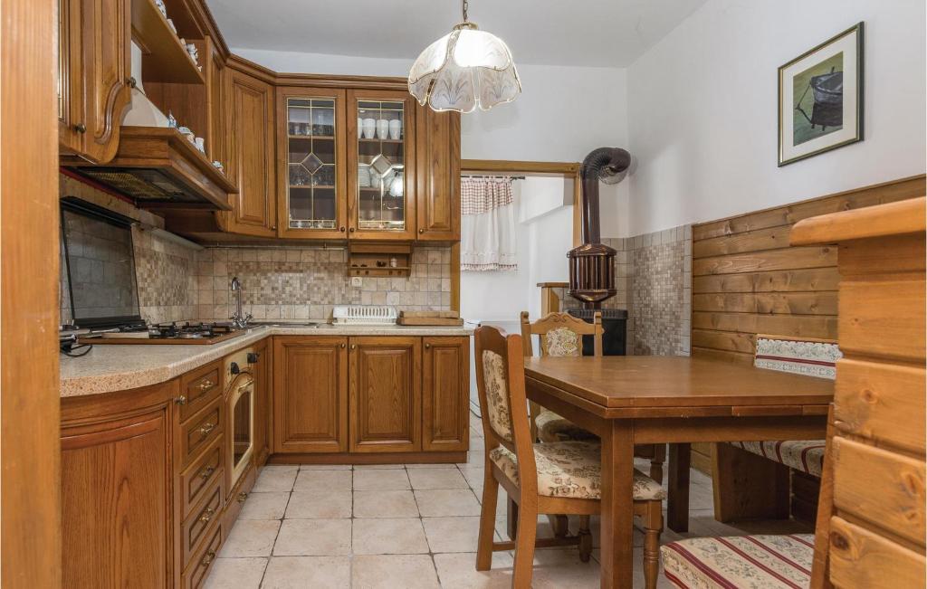 Kuchnia lub aneks kuchenny w obiekcie Five-Bedroom Holiday Home In Vir