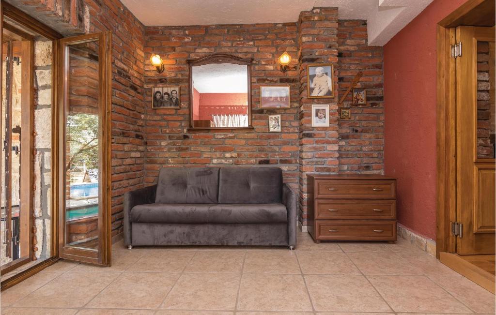 Część wypoczynkowa w obiekcie Five-Bedroom Holiday Home In Vir