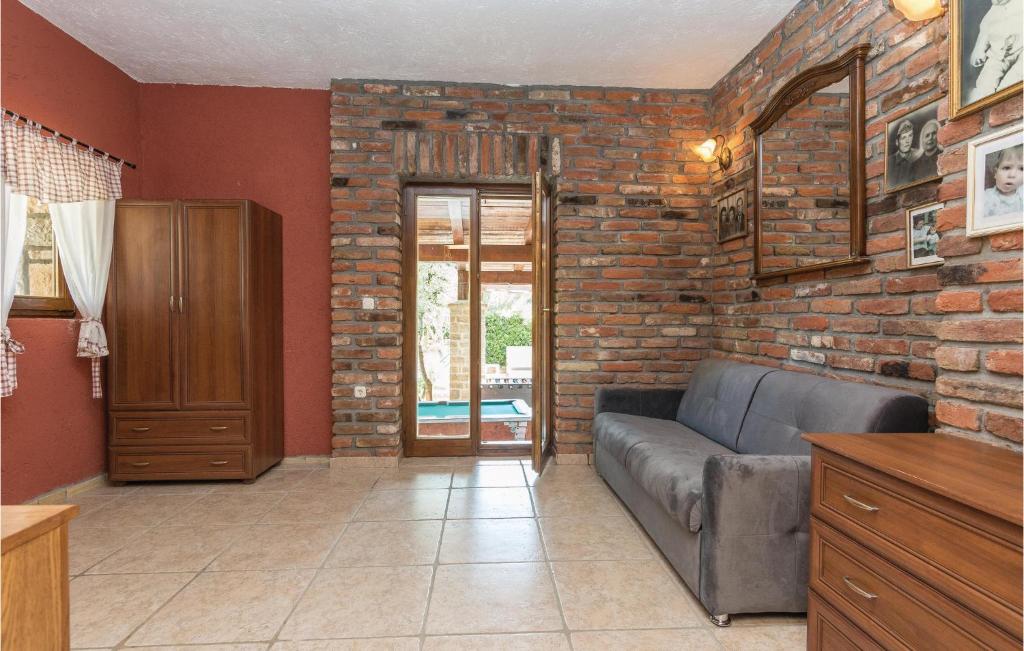 Część wypoczynkowa w obiekcie Five-Bedroom Holiday Home In Vir