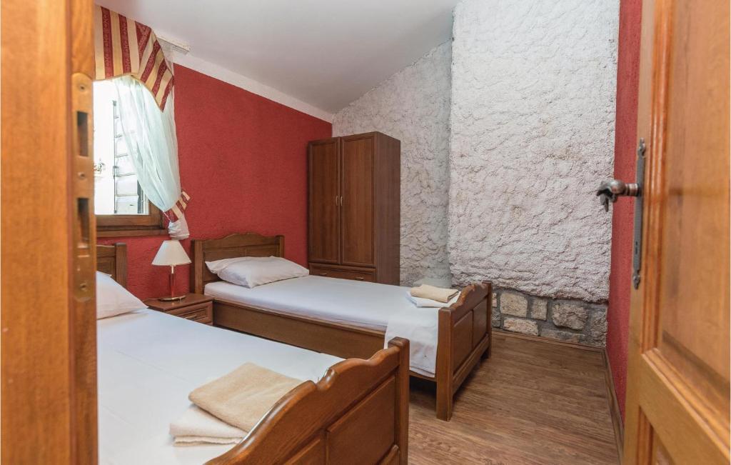 Łóżko lub łóżka w pokoju w obiekcie Five-Bedroom Holiday Home In Vir