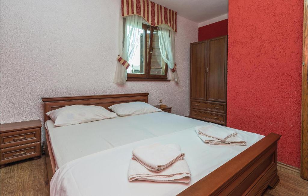 Łóżko lub łóżka w pokoju w obiekcie Five-Bedroom Holiday Home In Vir