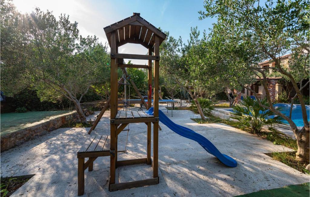 Plac zabaw dla dzieci w obiekcie Five-Bedroom Holiday Home In Vir
