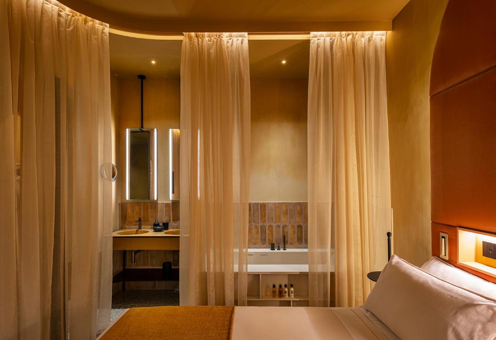Enterprise Hotel Design & Boutique - Queen Suite With Spa Bath