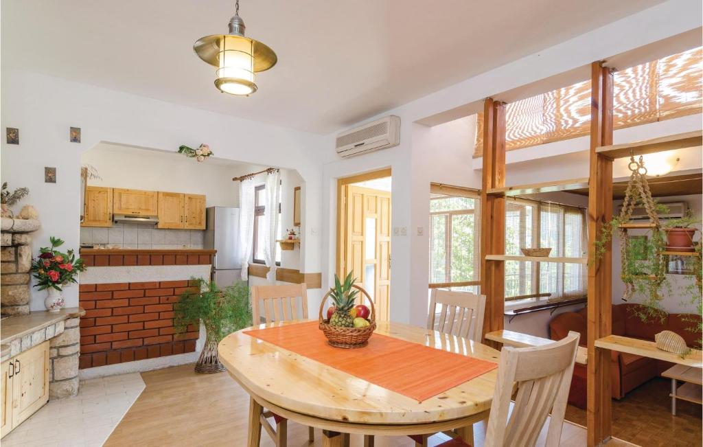 eine Küche und ein Esszimmer mit einem Holztisch und Stühlen in der Unterkunft Nice Apartment In Vela Luka With Wifi in Vela Luka