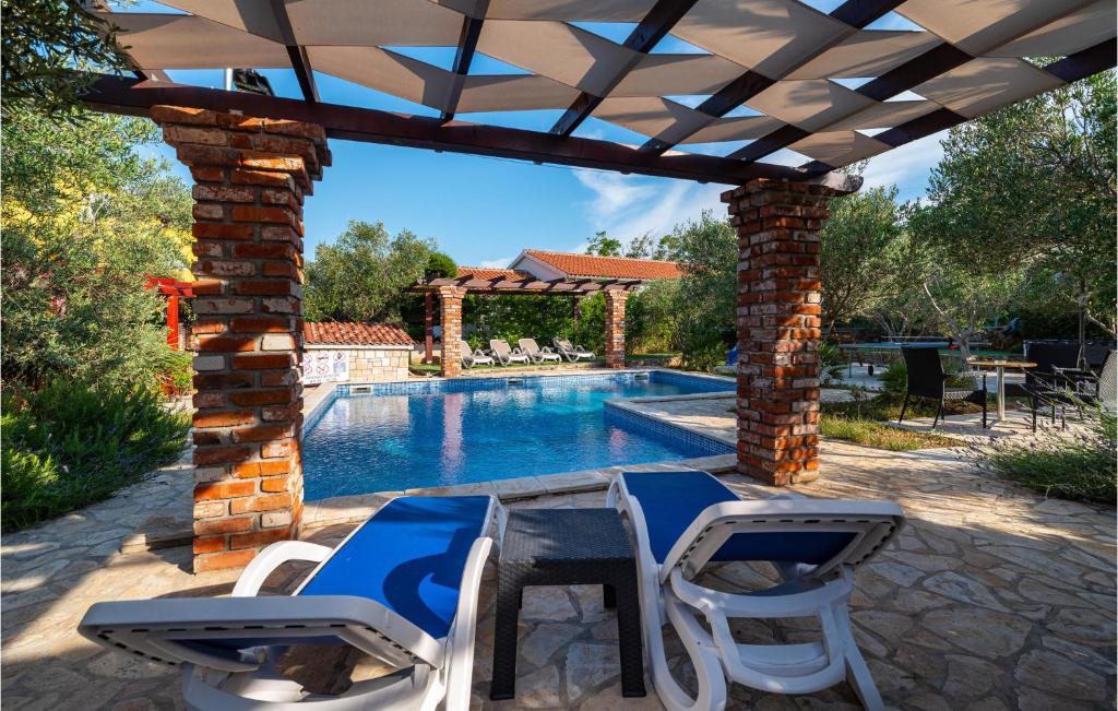 Basen w obiekcie Five-Bedroom Holiday Home In Vir lub w pobliżu