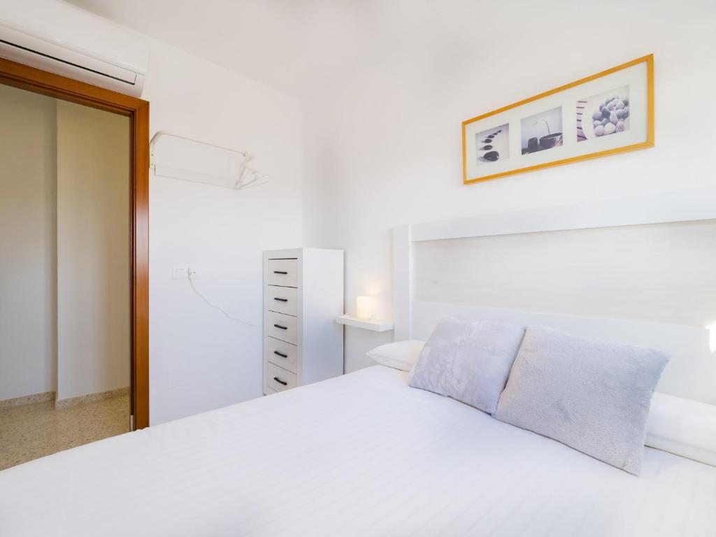 A bed or beds in a room at Cubo's La Terraza del Mar