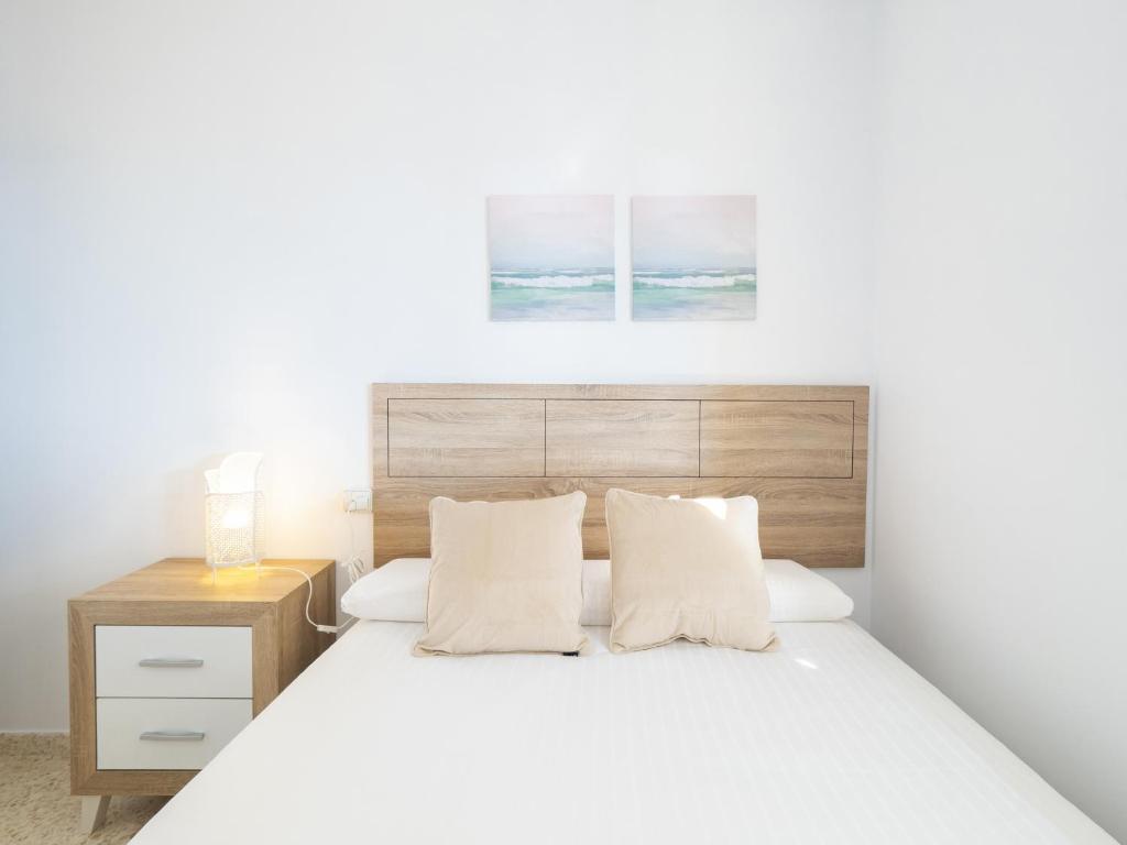 A bed or beds in a room at Cubo's La Terraza del Mar