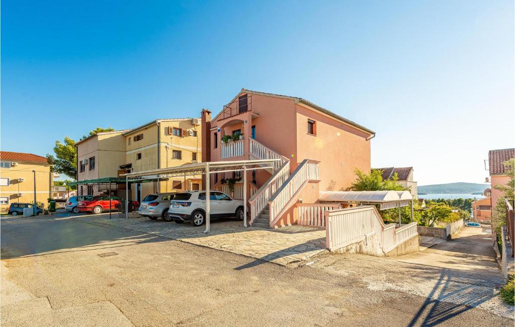 un edificio con coches estacionados en un estacionamiento en Stunning Apartment In Sveti Filip I Jakov With Kitchen, en Sveti Filip i Jakov