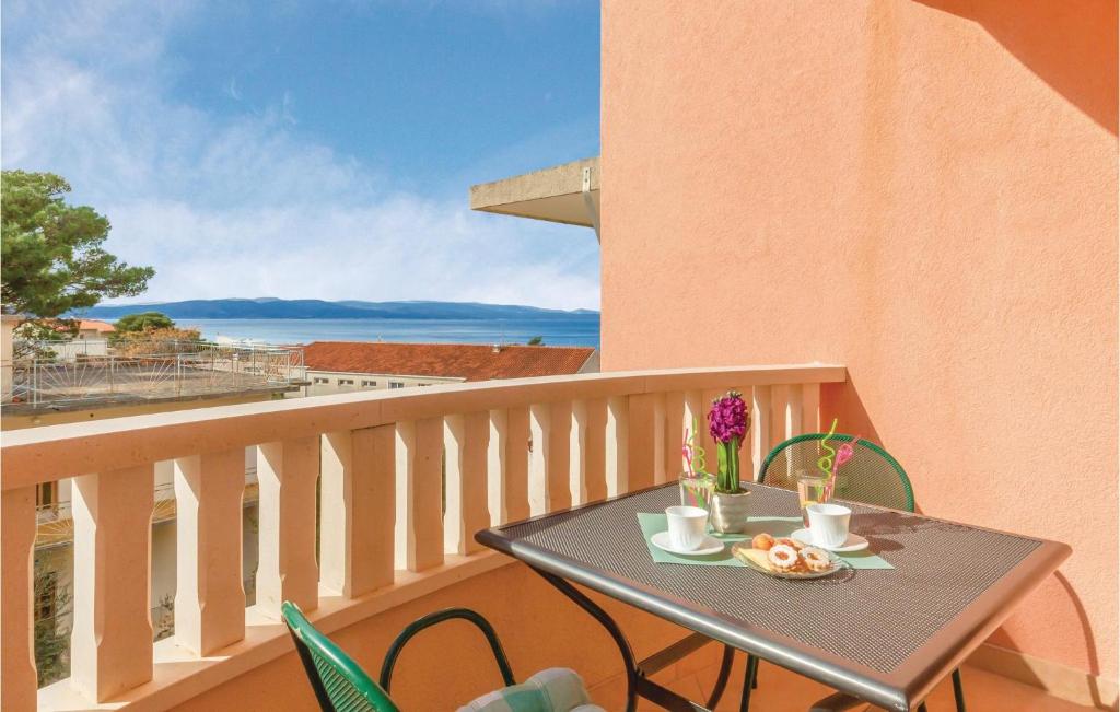 una mesa en un balcón con vistas al océano en Gorgeous Apartment In Baska Voda With Wifi, en Baška Voda