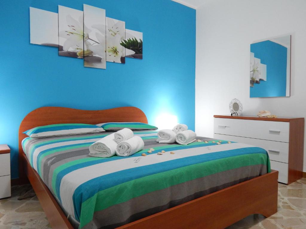 1 dormitorio con 1 cama con toallas en Casa Vacanze Karol, en Trappeto