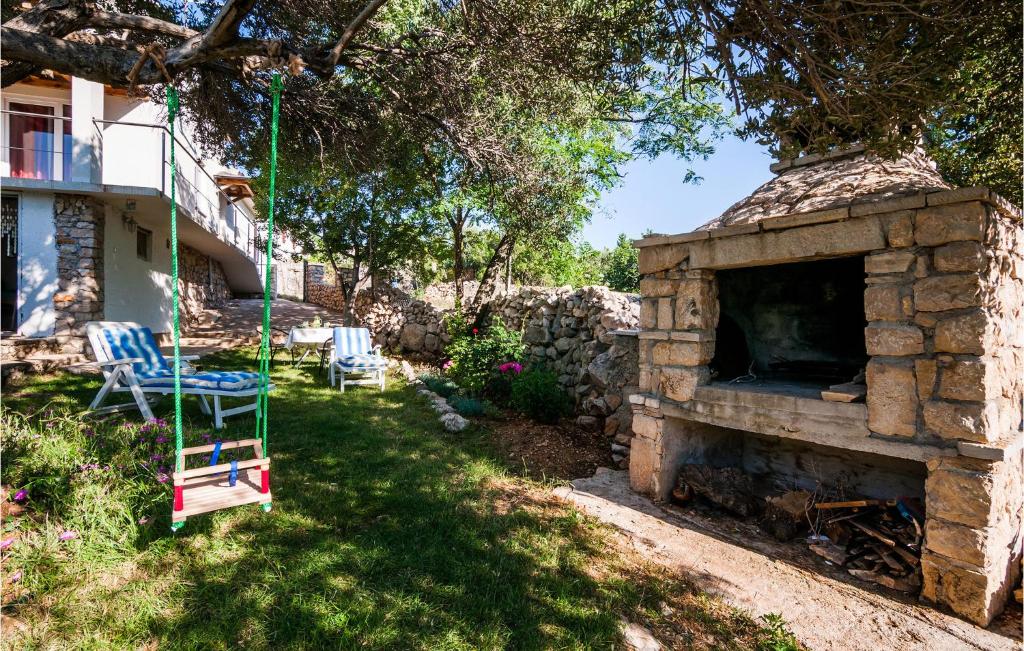 Vonkajšia záhrada v ubytovaní Two-Bedroom Apartment In Vinjerac