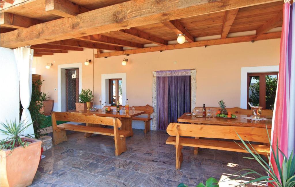 Fotografie z fotogalerie ubytování 5 Bedroom Lovely Home In Kuzinici v destinaci Divšići