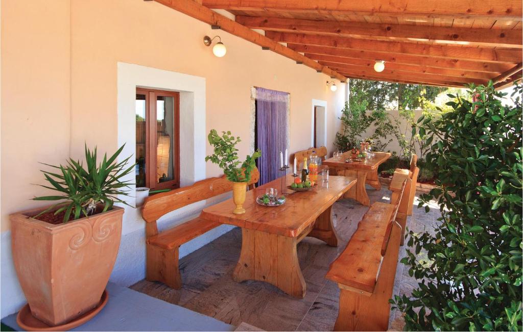 Fotografie z fotogalerie ubytování 5 Bedroom Lovely Home In Kuzinici v destinaci Divšići