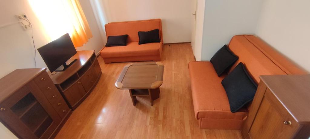 ein Wohnzimmer mit Sofa und TV in der Unterkunft Apartman Alda in Šibenik