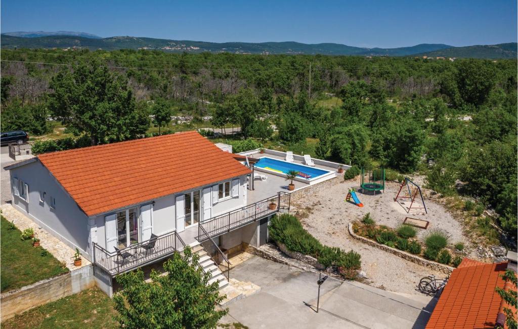 una vista aérea de una casa con techo naranja en 3 Bedroom Lovely Home In Sestanovac, en Šestanovac