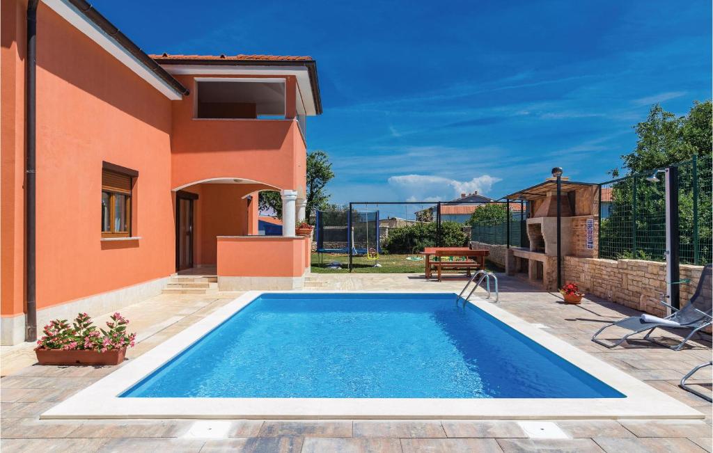 Bazén v ubytovaní 3 Bedroom Stunning Apartment In Liznjan alebo v jeho blízkosti
