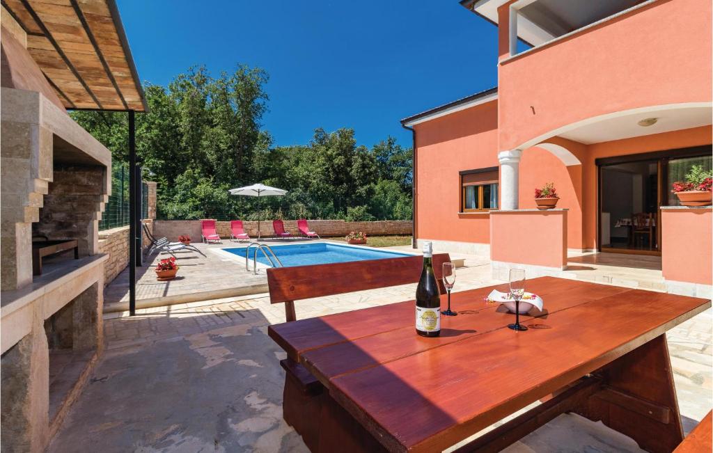 Bazén v ubytovaní 3 Bedroom Stunning Apartment In Liznjan alebo v jeho blízkosti