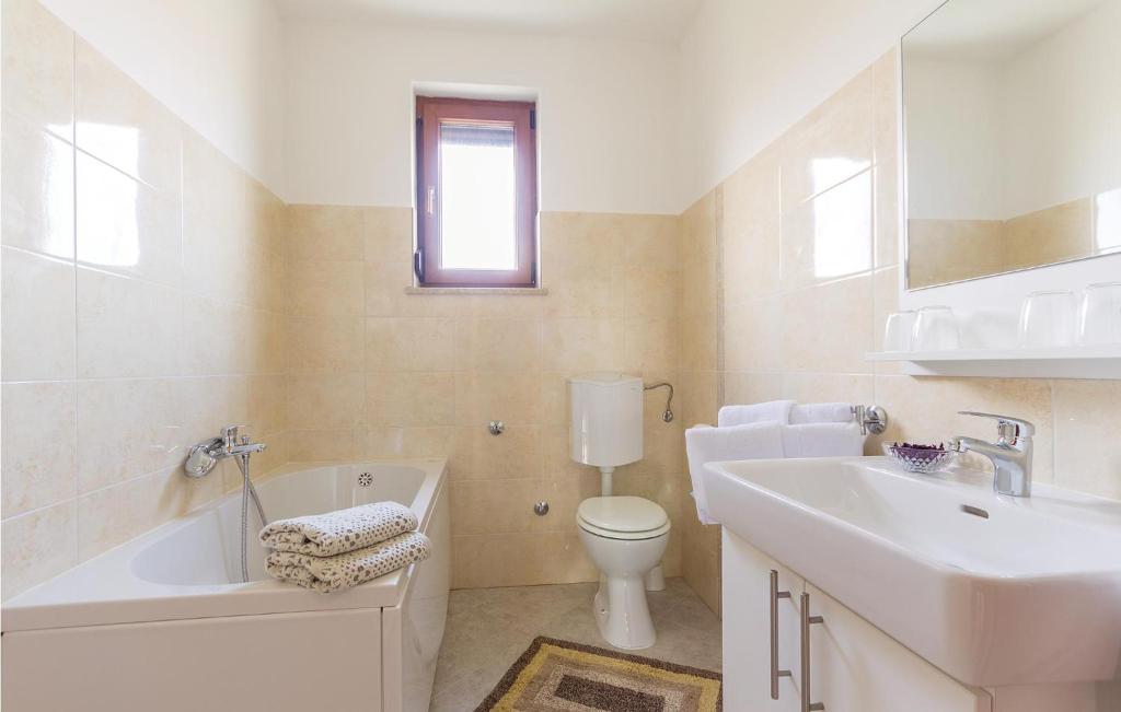 Kúpeľňa v ubytovaní 3 Bedroom Stunning Apartment In Liznjan