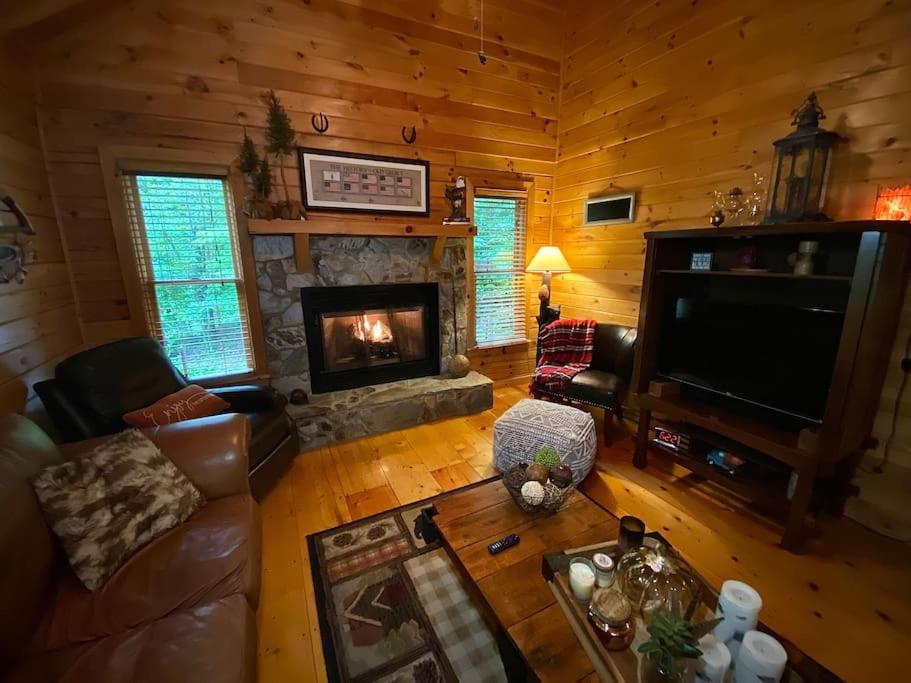 Cabin with a Creek Screened in porch, fire pit