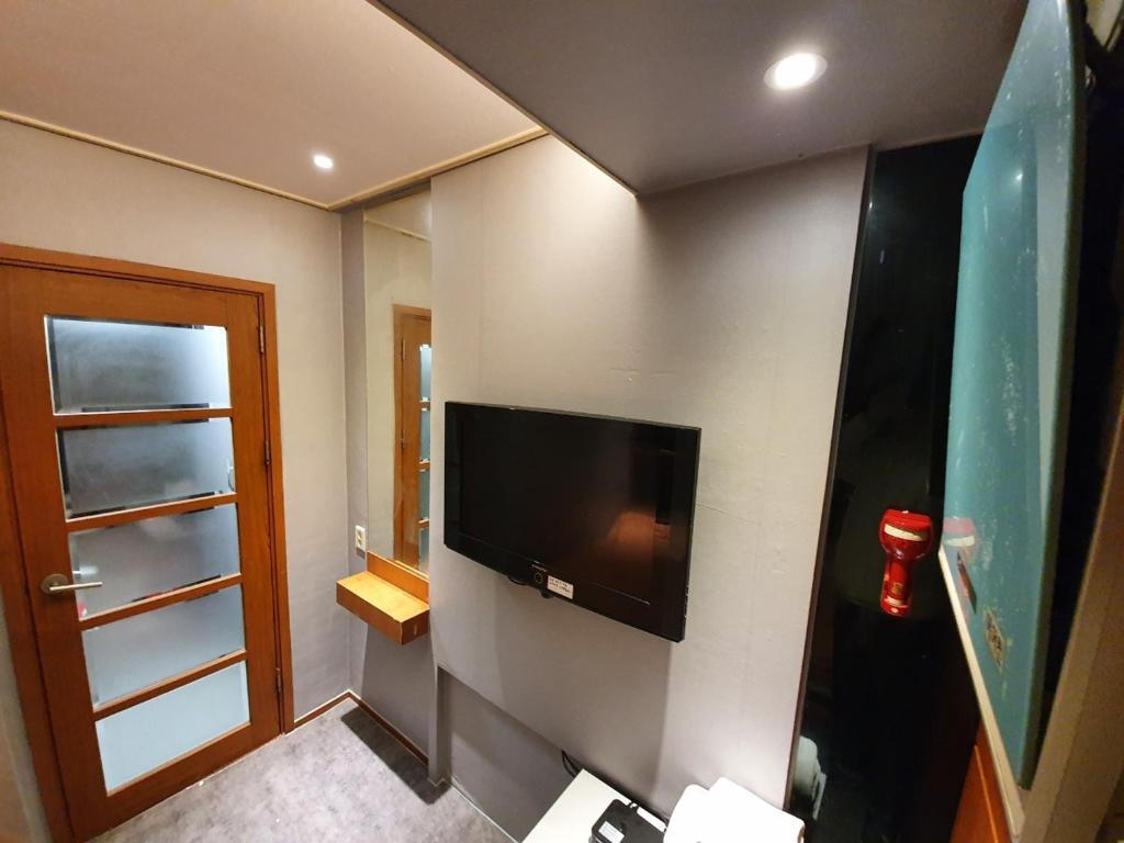TV a/nebo společenská místnost v ubytování Dalgona Guesthouse