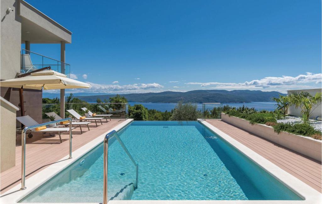 una piscina con vistas a una casa en Gorgeous Apartment In Plomin With Outdoor Swimming Pool en Plomin