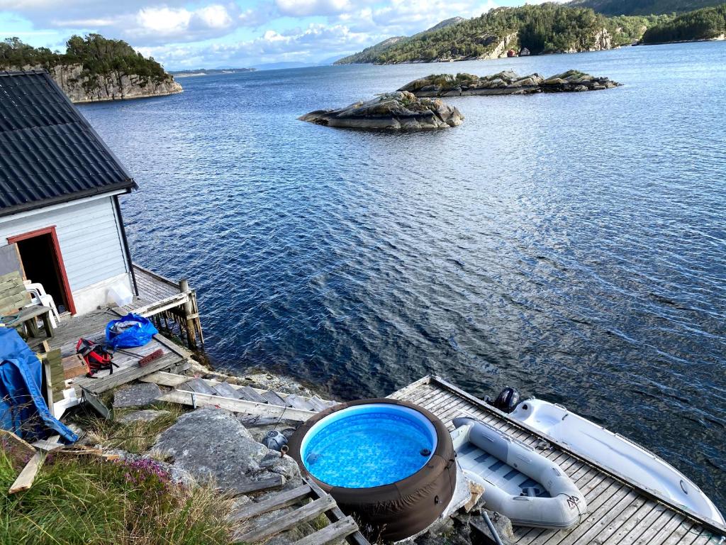 Výhled na bazén z ubytování Bergen/Sotra: Sea cabin. Spa. Fishing. Boat nebo okolí