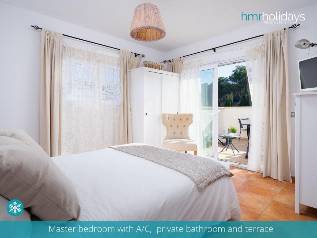 TV a/nebo společenská místnost v ubytování Villa Bella by HMR Holidays